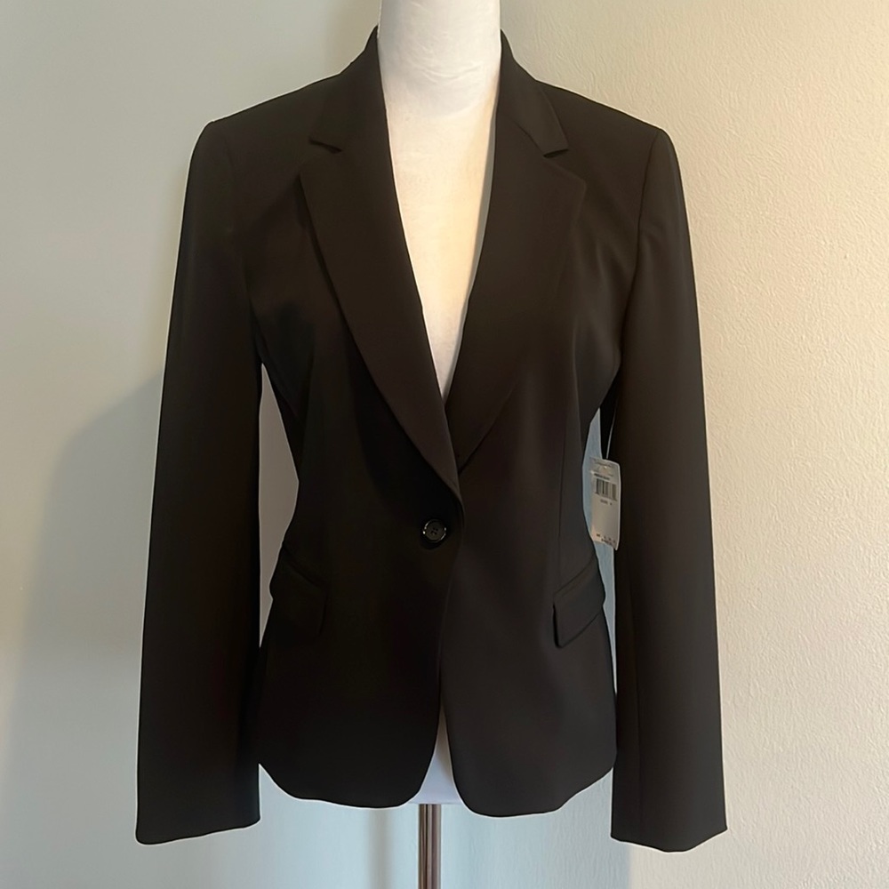 Tahari, size 8, black detailed stitching, fully lined suit jacket.